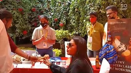 Jaipur lIt Fest- शेखर रवजियानी ने पेपरमेशी आर्ट पर आजमाए हाथ