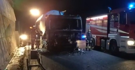 Serra San Quirico (AN) - Camion in fiamme, travaso di gas naturale liquefatto