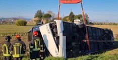 Forlì, autobus di ucraini si ribalta su A14: muore ragazza, diversi feriti (13.03.22)