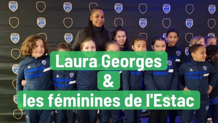 L'internationale de foot Laura Georges et son fan club