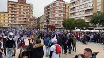 Los aficionados del Pucela en la plaza Pedro Miñor