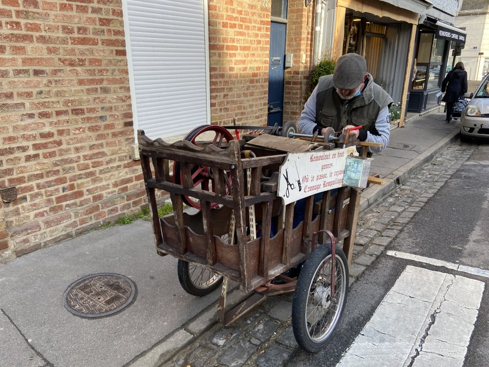 Pascal Pierre est l'un des derniers rémouleurs traditionnels de France