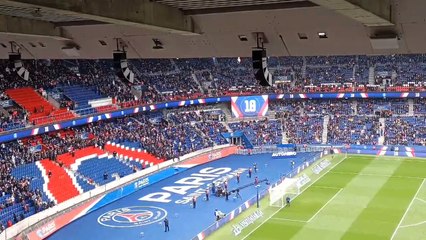 El hostil recibimiento de la afición del PSG a Messi y Neymar / Twitter (@AndiOnrubia)