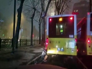 İçler acısı görüntü! Sokakta kalan çocukla otobüs egzozunda ısınmaya çalıştı