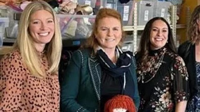 Sarah Ferguson photographiée lors d'une rare visite après avoir fait profil bas après le chaos du pr