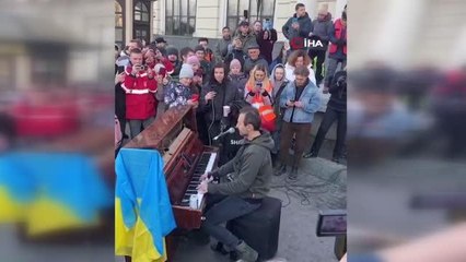 Ukraynalı ünlü sanatçı Lviv'de halka moral konseri verdi