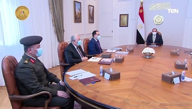 الرئيس السيسي يجتمع برئيس مجلس الوزراء وعدد من الوزراء والمسئولين
