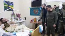 Zelenskiy, yaralı Ukrayna askerlerini ziyaret etti