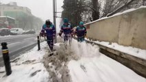 Üsküdar Belediyesi, ot kesme makinesiyle kaldırımlarda biriken karları temizledi