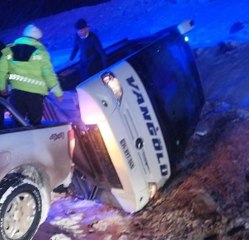MALATYA'DA YOLCU OTOBÜSÜ DEVRİLDİ 3 YARALI