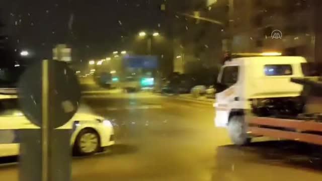 Hafif ticari araç ile otomobilin karıştığı kazada 3 kişi yaralandı