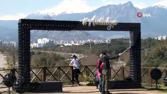 Antalya’da kar manzarası eşliğinde deniz ve güneş keyfi