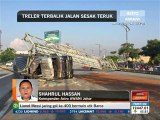 Treler terbalik jalan sesak teruk