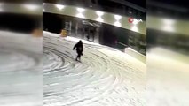 Son dakika haberi | Bursa'da buzda koşan vatandaş ayağı kayınca yere düştü... O anlar kamerada