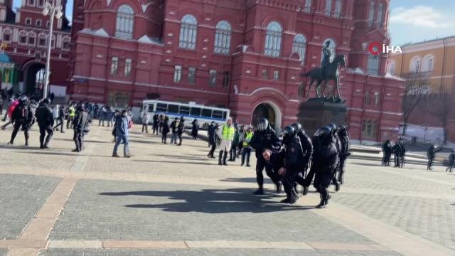 Rusya'da savaş karşıtı gösterilerde 850'den fazla kişi gözaltına alındı