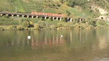 Züge und Schiffe auf und an der Mosel beim Pündericher Viadukt, SNCF Prima, BR185, 2x BR426