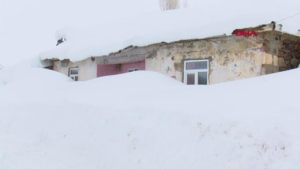 KARA GÖMÜLEN KÖYDE AÇTIKLARI 'KAR GEÇTİLERİYLE' ULAŞIM SAĞLIYORLAR