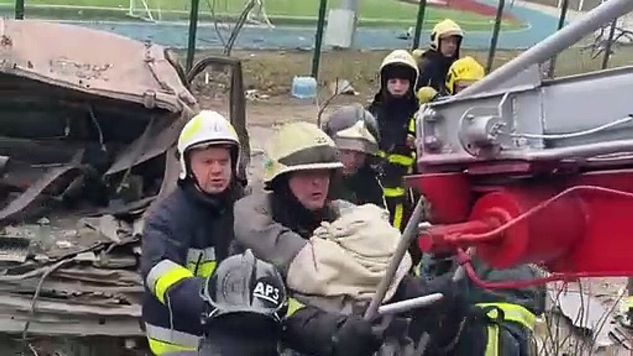 Forças russas atingem edifício residencial em Kyiv