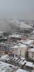 Bağcılar'da hastane ek binasının inşaatında yangın; işçiler tahliye edildi (2)