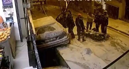 Karda dehşet anları! Cip vatandaşa ve motora çarpıp boşluğa uçtu