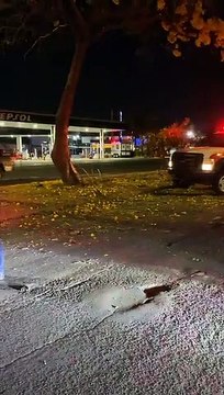 “Live“ Tras chocar contra un árbol una camioneta volcó sobre González Gallo, en el Álamo Industrial
