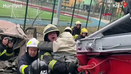 Rus birlikleri Kiev'de bulunan 9 katlı bir apartmanı vurdu