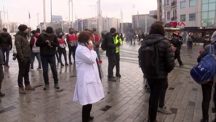 Taksim'de polisle doktorlar arasında arbede