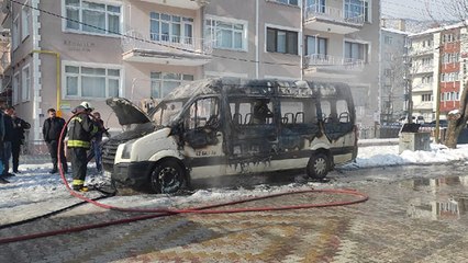 Park halindeki öğrenci servisi alev aldı; o anlar kamerada