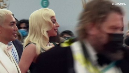 نجوم "ديون" و"ذي باور أوف ذا دوغ" على السجادة الحمراء لجوائز بافتا في لندن