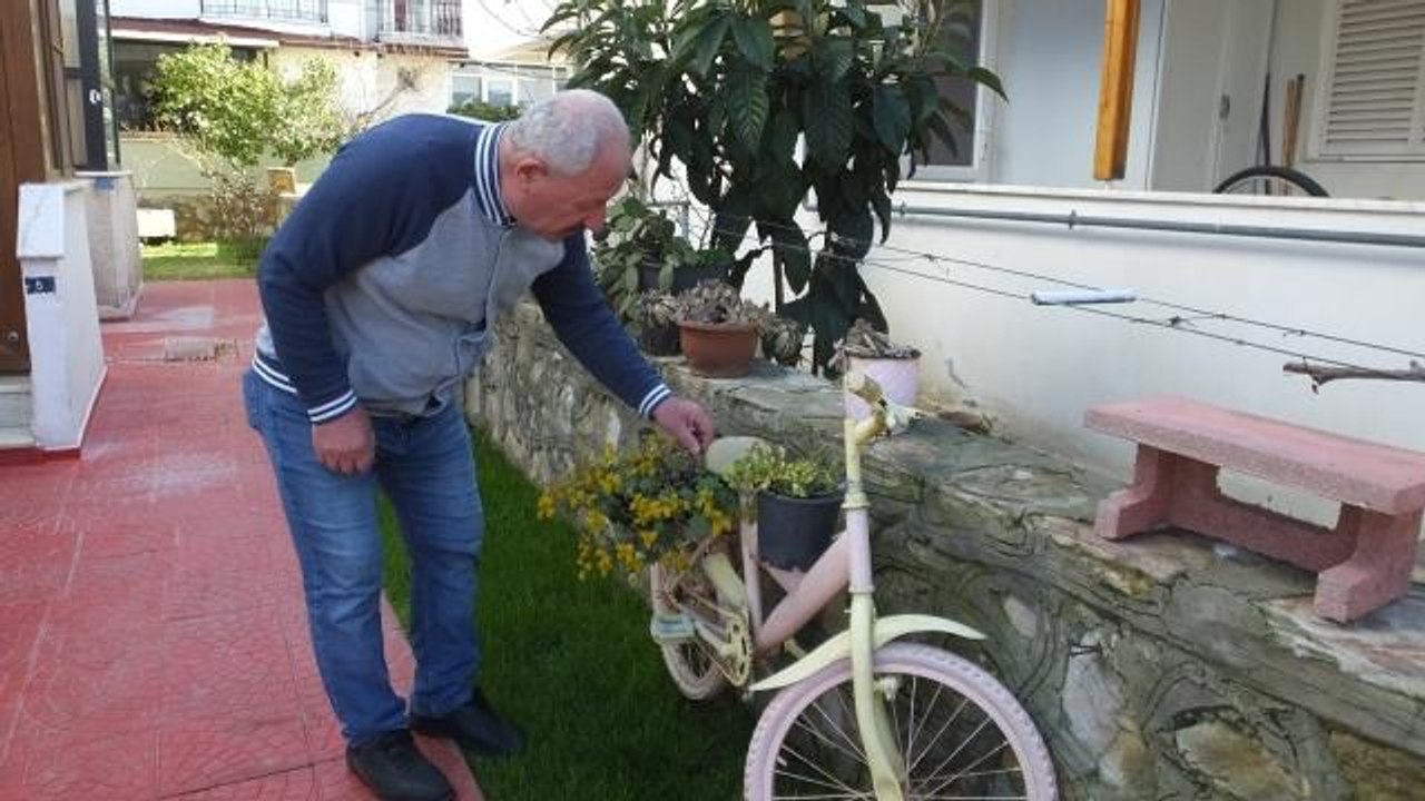 Son dakika haber! Balıkesir'de çiçek hırsızı kadın, güvenlik kamerasına yakalandı