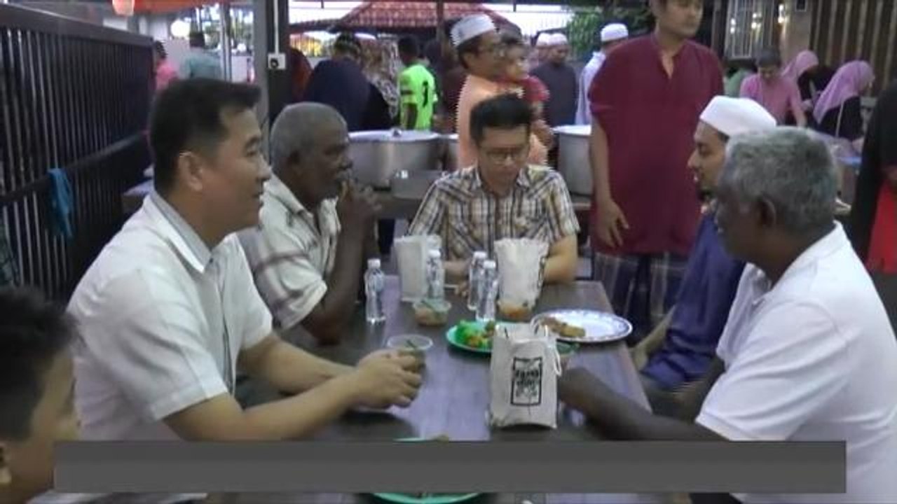 Masyarakat bukan Islam sertai iftar di surau Seberang Jaya