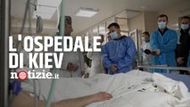 Guerra Russia-Ucraina, Zelensky visita i soldati feriti ricoverati all'ospedale di Kiev