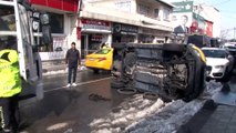 Hatalı çıkış yapan araca çarpan taksi böyle yan yattı