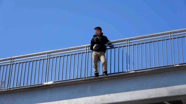 Son Dakika | İntihar teşebbüsünde bulunan şahsı hastaneye götürmek isteyen ambulans kaza yaptı... Ambulansın çarptığı çocuk ağır yaralandı