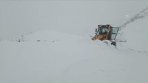 Kentte etkili olan kar, özellikle yüksek rakımlı köylerde ulaşımda aksamaya neden oldu