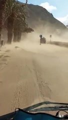 Parking de las Teresitas anegado de arena y rescate de una ciudadana de una guagua