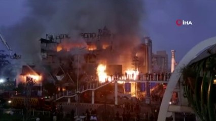 Pakistan’daki AVM yangınında 400 dükkan kül oldu