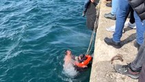 İskelede yürüyen kadın dengesini kaybedip denize düştü... Buz gibi suya atlayan deniz polisi, kadını boğulmaktan kurtardı