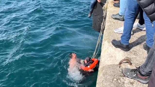 İskelede yürüyen kadın dengesini kaybedip denize düştü... Buz gibi suya atlayan deniz polisi, kadını boğulmaktan kurtardı