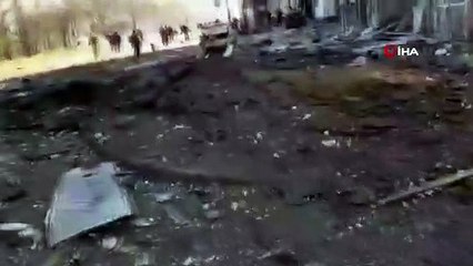 Ukrayna tarafından imha edilen Rus roketi, binaların üzerine düştü