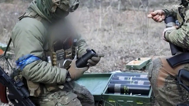 شاهد: جنود أوكرانيون يطلقون قذائف هاون بالقرب من كييف