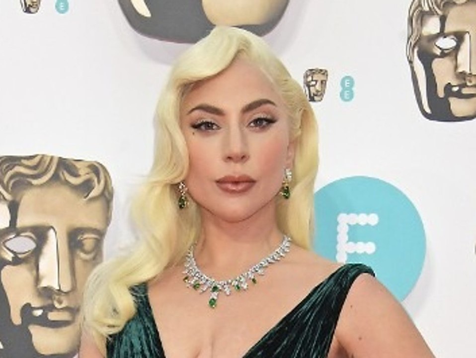 Sexy in Samt: Lady Gaga legt extravaganten Auftritt in London hin