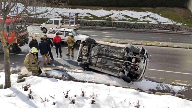 Sultangazi'de sürücüsünün direksiyon hakimiyetini kaybettiği araç yan yattı
