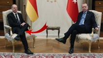 Almanya Başbakanı Olaf Scholz ilk kez Türkiye'de! Bacak bacak üstüne atarken bir hayli zorlandı