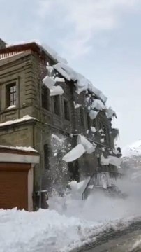 ÇATIDA BİRİKEN KAR YIĞINLARI ÇIĞ GİBİ DÜŞTÜ; O ANLAR KAMERADA