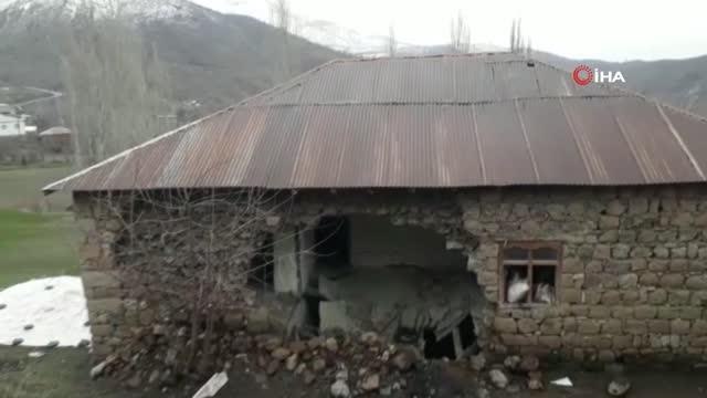 Şiddetli fırtına çatıları uçurdu, evin duvarını yıktı