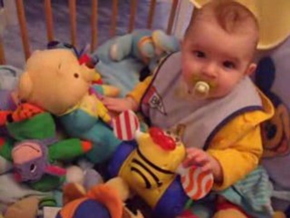 owen joue dans son parc avec son winnie