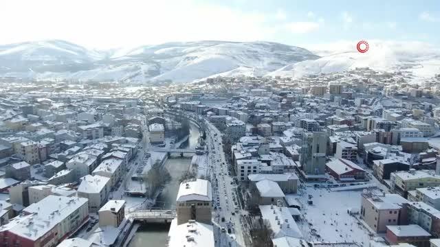 Bayburt buz kesti, aç kalan güvercinler pencerelerin önüne bırakılan yemlere akın etti