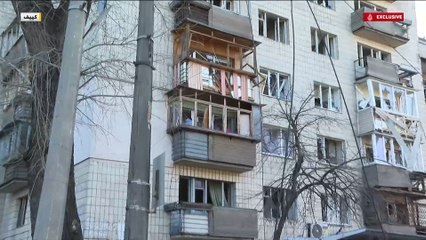 كاميرا الجزيرة تنقل آثار الدمار الذي خلفه حطام صاروخ في كورينيفكا بكييف