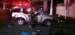 Aparatoso percance vial sobre avenida González Gallo culminó con una camioneta volcada